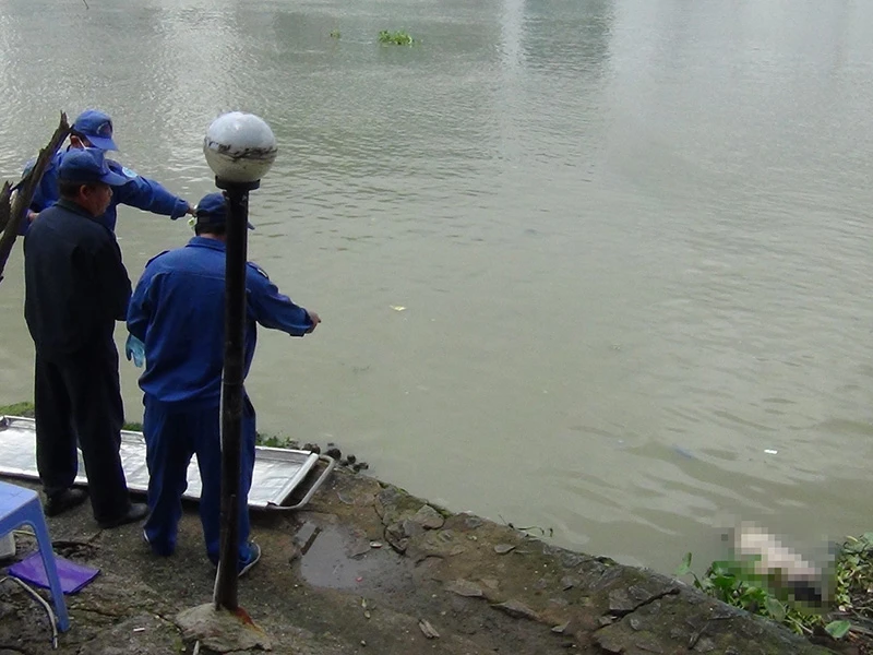 Thi thể nam thanh niên đang trong quá trình phân hủy trôi trên sông Sài Gòn